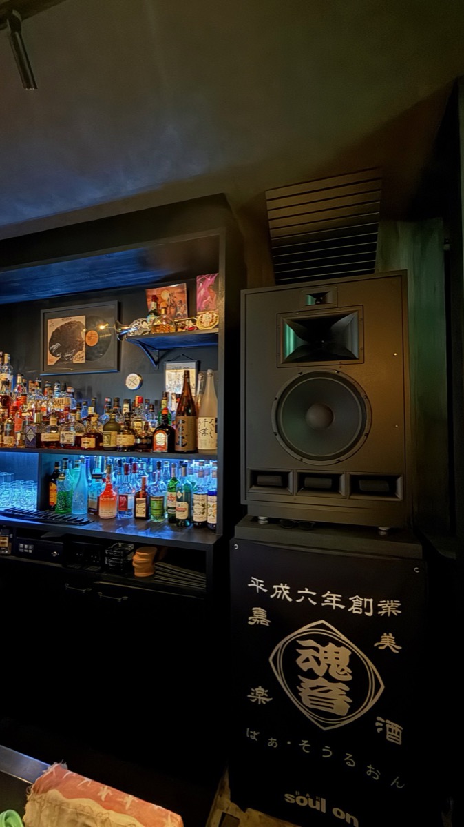 大きなスピーカーと、ずらりと並ぶお酒